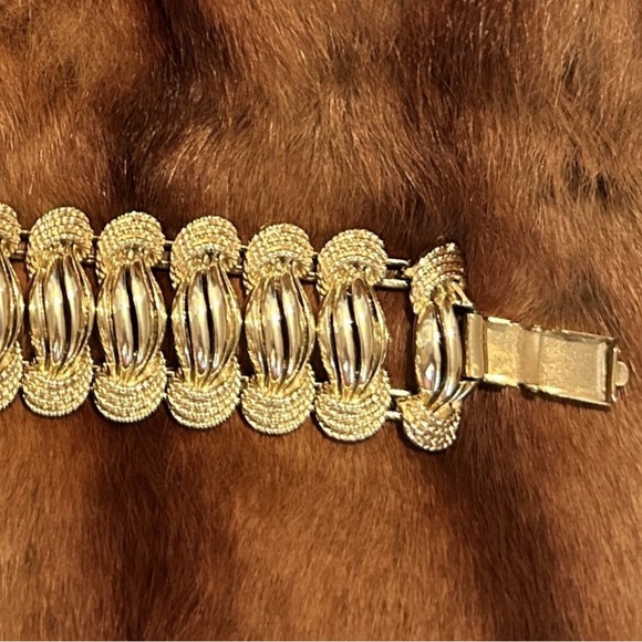 VINTAGE CORO GOLD PLATED SIGNED BRACELET - Picture 5 of 8